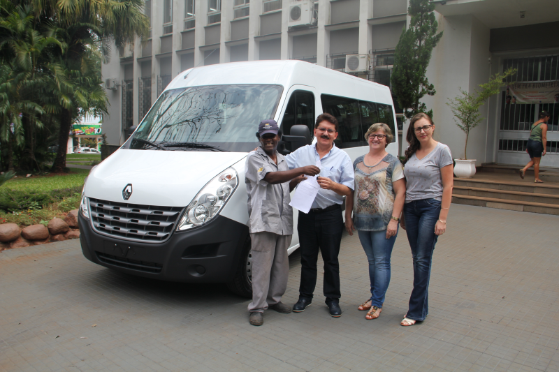 Prefeitura adquire Van que será cedida à APAE